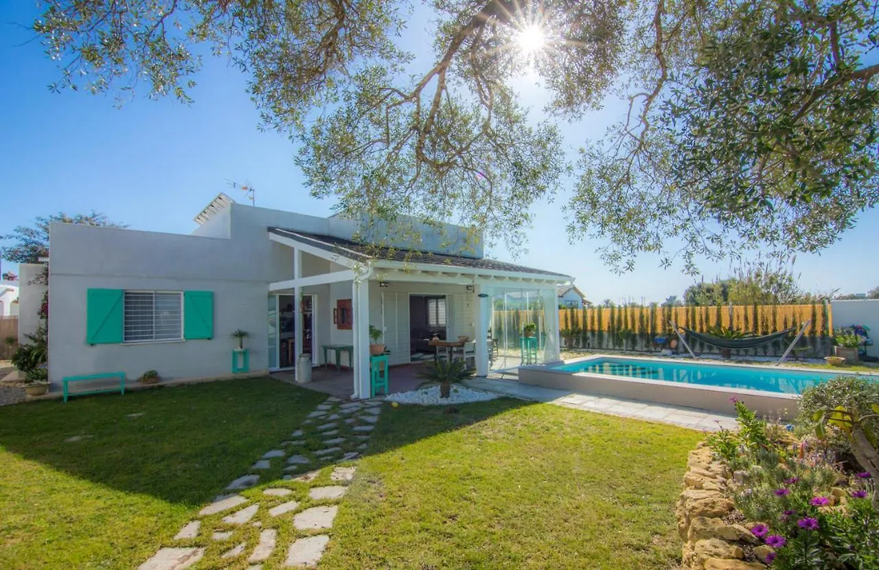 Casa Autosustentable Con Piscina, Huvagondili Zahora